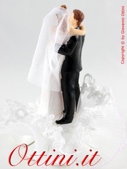 Cake Topper Centro Torta Statuina Torta, sopra torta, matrimonio nozze Sposi classici romantici eleganti con pizzi sposo solleva in braccio la sposa