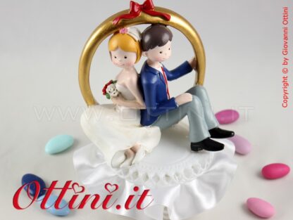 Cake Topper Centro Torta Statuina Torta matrimonio nozze, sopra torta, sposi simpatici allegri moderni seduti con anello fede nuziale
