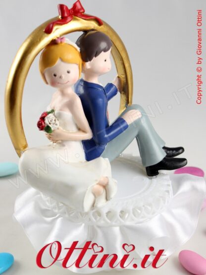 Cake Topper Centro Torta Statuina Torta matrimonio nozze, sopra torta, sposi simpatici allegri moderni seduti con anello fede nuziale