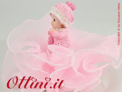 Cake Topper Centro Torta Statuina Torta Battesimo Nascita, sopra torta, bambina bimba neonata moderno elegante con cuffia e tuta tutina rosa rosato rosata e sonaglio gioco giochino tulle rosa plissettato