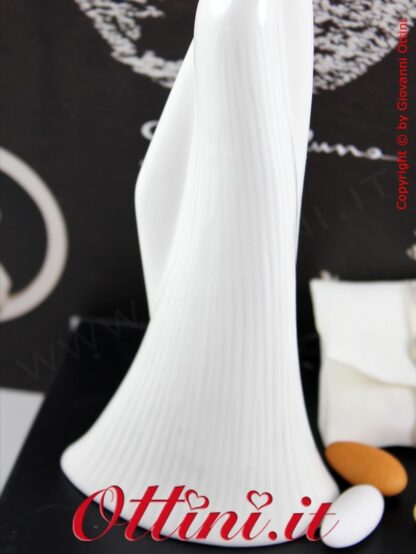 Bomboniera Claraluna 20202 Statuina Coppia Bianca con cuore argento con confezione e partecipazioni omaggio