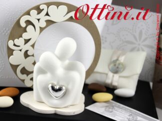 Bomboniera Claraluna 20204C Busto Coppia Grande in Porcellana Bianca con Cuore argentato su supporto in Legno. Confezione e partecipazione omaggio