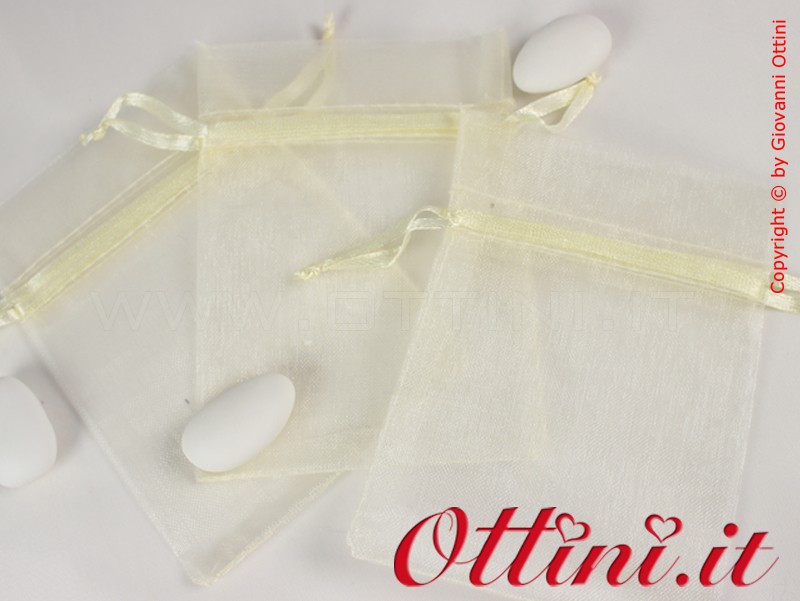 Sacchetto in brillante Organza nel colore Avorio misura cm 7x10 con cordoncino di chiusura coordinato preinfilato. Idoneo per gadget, confetti, bigiotteria