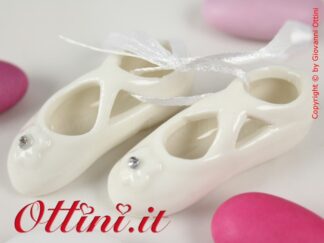 Decorazione decoro scarpina scarpine da ballerina classica danza in porcellana bianche con brillantino delicate e graziose oggettistica fai da te per decorare sacchetti sacchettini barattoli vasetti bomboniere complemento accessorio semplice moderno facil