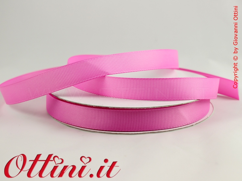 Rotolo da 50 mt di Nastro colore Fuxia da 15mm in raso Grosgrain di ottima qualità. Nastrino adatto per la confezione di bomboniere e packaging.
