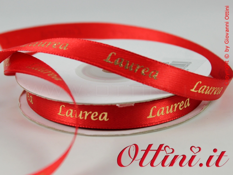 Rotolo da 25 mt di Nastro Rosso con scritta Laurea color Oro da 10mm in Doppio Raso di ottima qualità. Adatto per la confezione di bomboniere e allestimenti