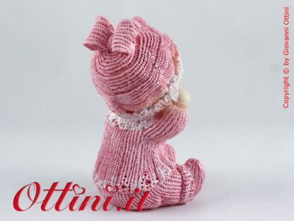 Stock Fine Serie - Statuina bimba seduta con pigiama rosa e cappuccio