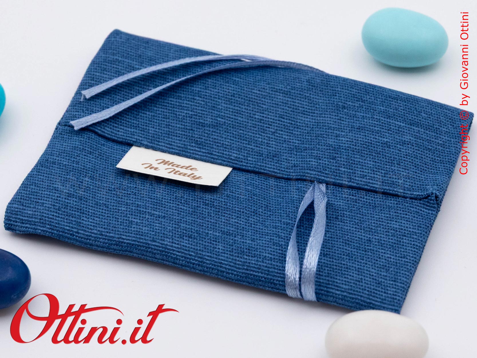 Il Sacchetto Portaconfetti in Cotone Blu è un prodotto Made in Italy di altissima qualità, ideale per essere abbinato a portachiavi e gadget similari
