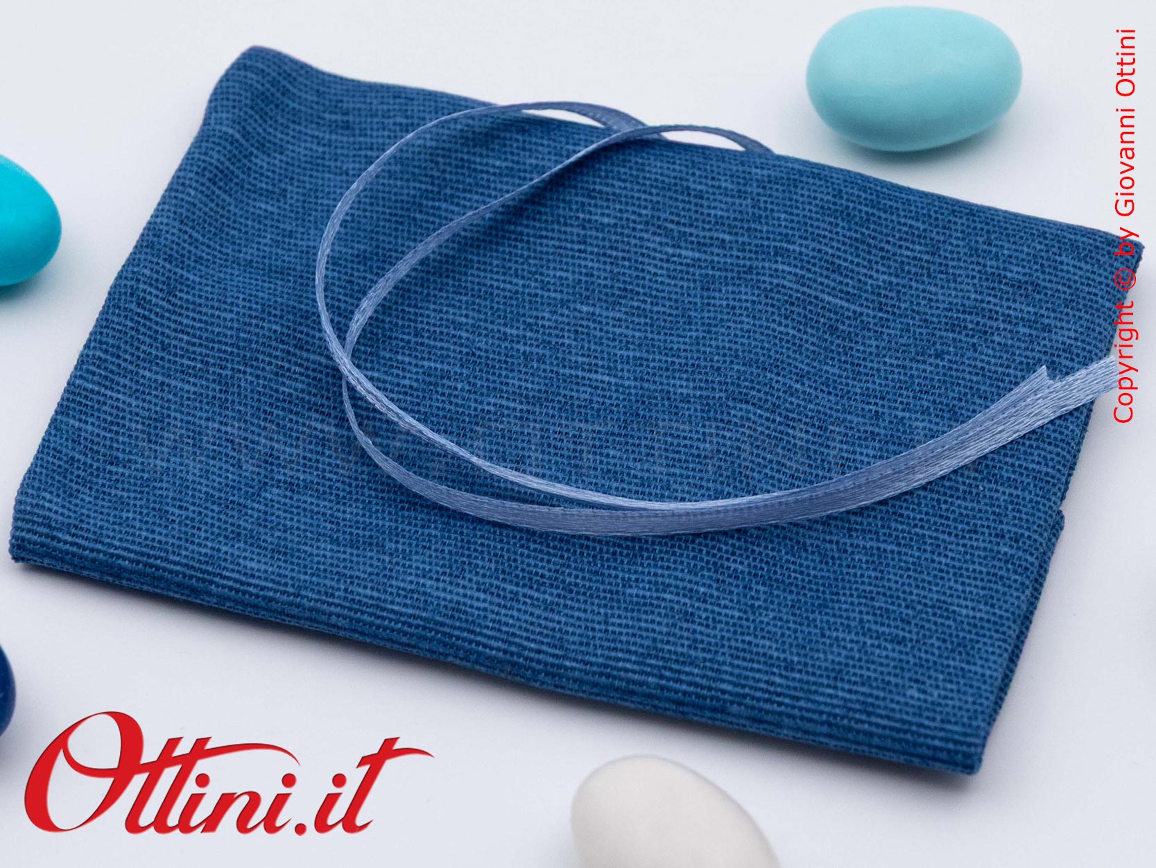Il Sacchetto Portaconfetti in Cotone Blu è un prodotto Made in Italy di altissima qualità, ideale per essere abbinato a portachiavi e gadget similari