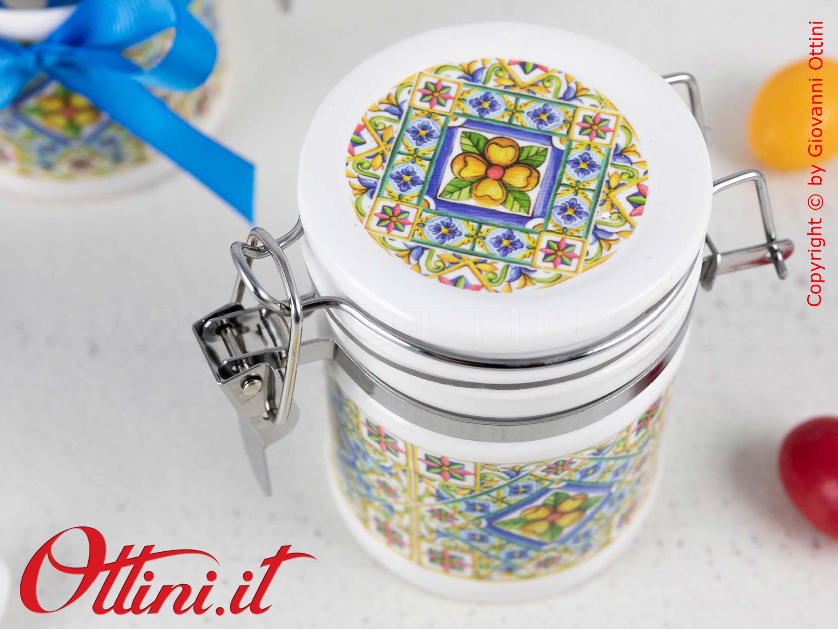 A7819 Barattolo Mediterraneo in ceramica con stampa maioliche e con tappo ermetico. Bomboniera utile ideale per la conservazione di spezie.