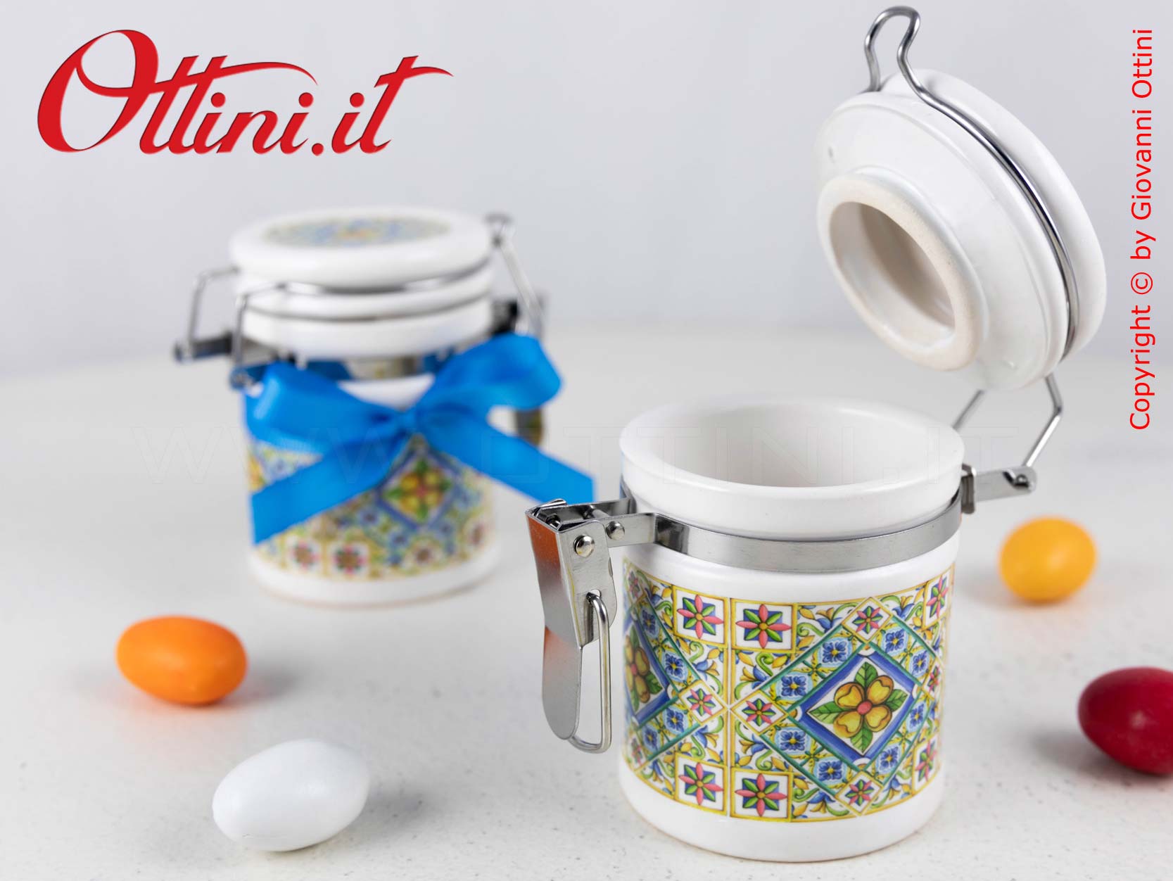 A7819 Barattolo Mediterraneo in ceramica con stampa maioliche e con tappo ermetico. Bomboniera utile ideale per la conservazione di spezie.