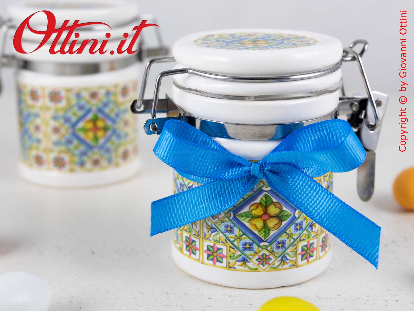 A7819 Barattolo Mediterraneo in ceramica con stampa maioliche e con tappo ermetico. Bomboniera utile ideale per la conservazione di spezie.