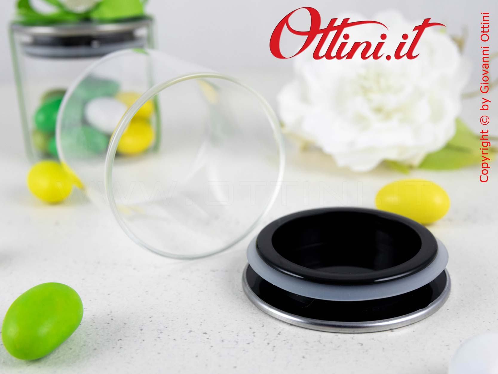 TB1642 Barattolo rotondo in Vetro da 130ml con Tappo in Metallo satinato con guarnizione in silicone per chiusura ermetica.