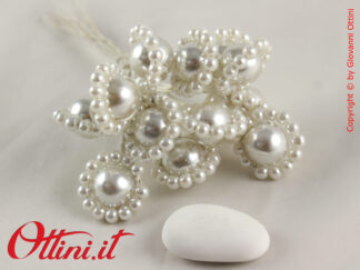 Elegante Decorazione Bottone Perle Bianche ideale per decorare sacchettini, scatole bomboniera, articoli da regalo per matrimoni e anniversari.