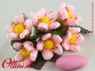 Fiore Confetto Rosa con Pistilli ideale per decorare sacchettini, scatole bomboniera, articoli da regalo. Completo di fogliolina.