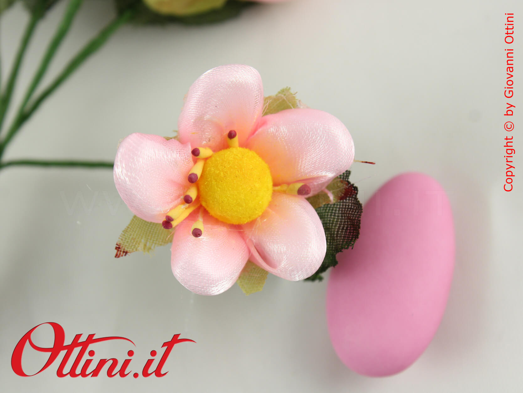 Fiore Confetto Rosa con Pistilli ideale per decorare sacchettini, scatole bomboniera, articoli da regalo. Completo di fogliolina.