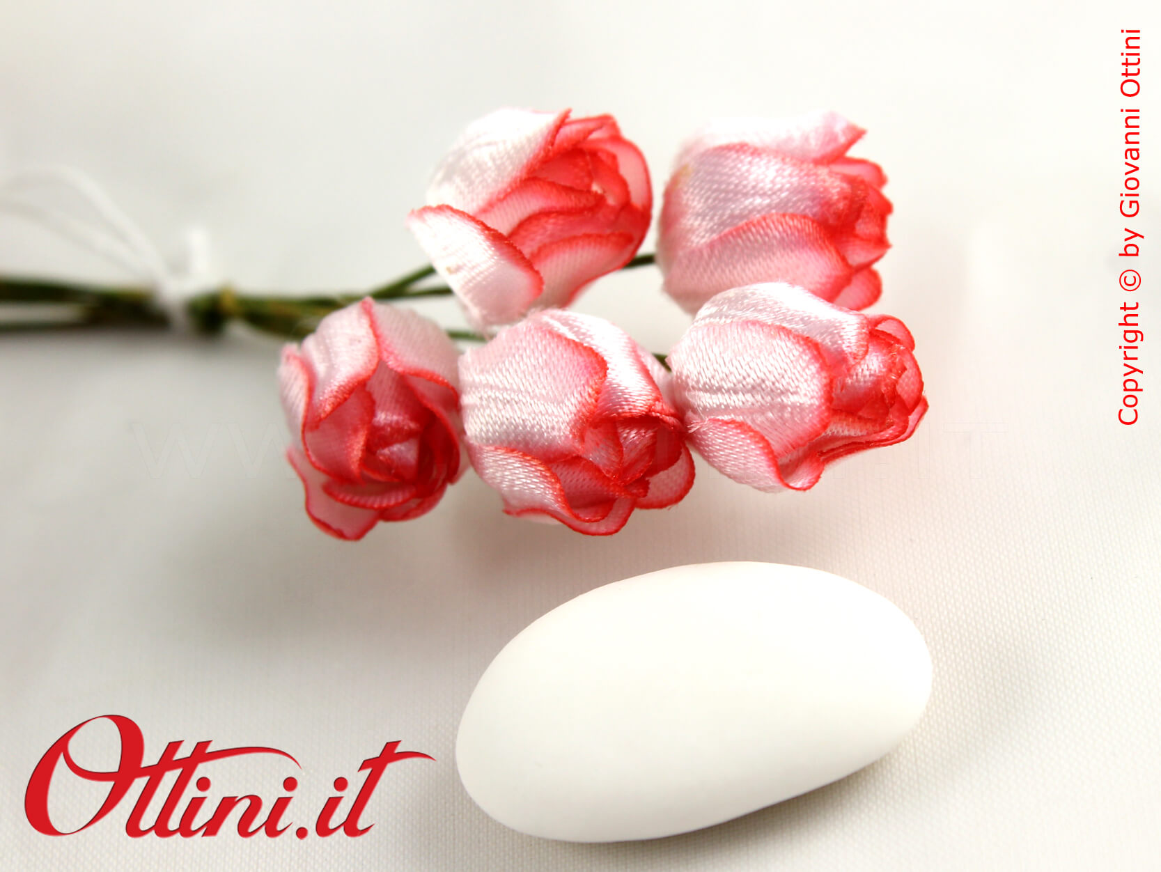 Piccolo Bocciolo di Rosa Bianco e Rosso realizzato in raso ideale per acconciature e decorare sacchettini, scatole bomboniera, articoli da regalo.