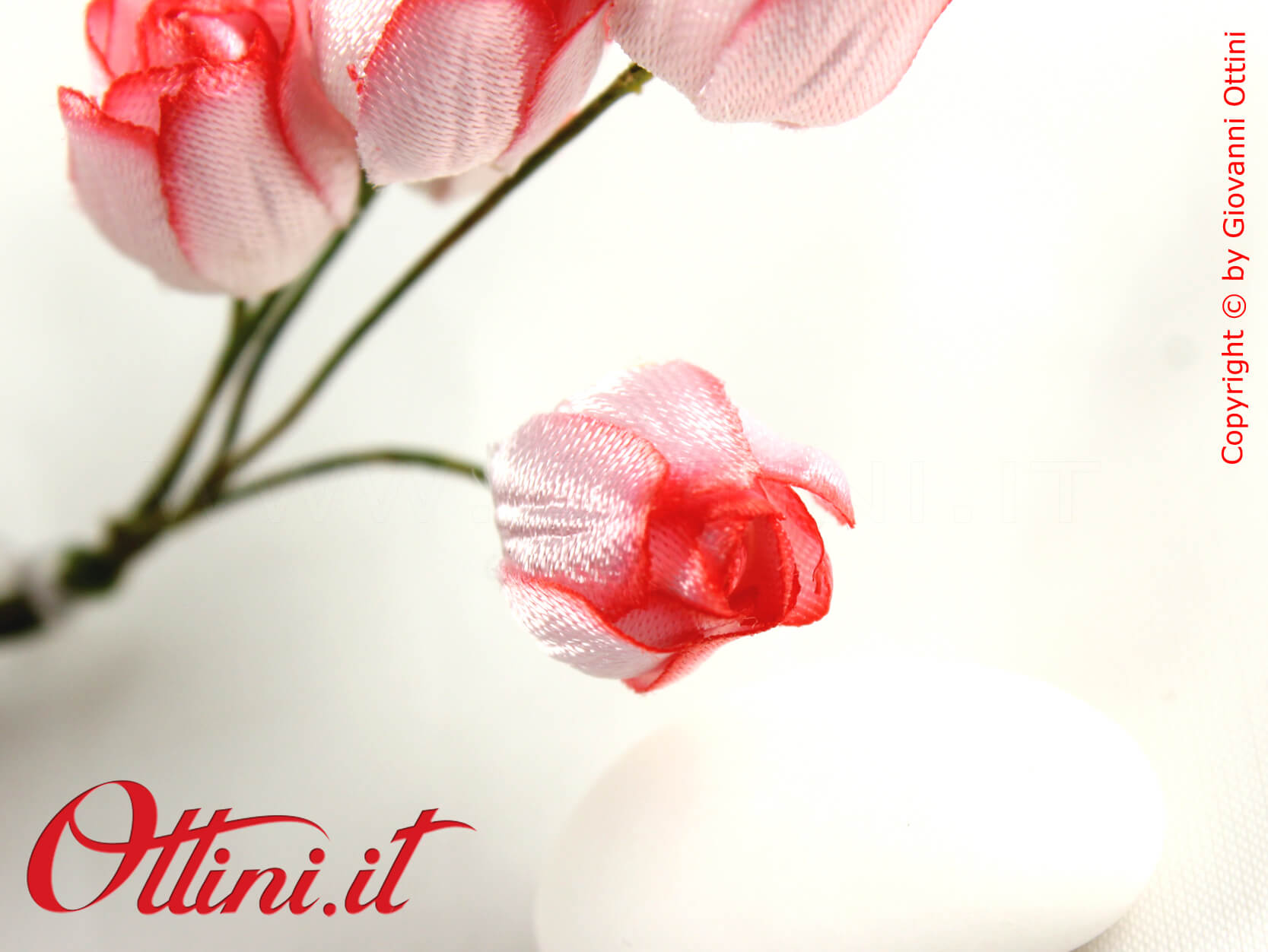 Piccolo Bocciolo di Rosa Bianco e Rosso realizzato in raso ideale per decorare sacchettini, scatole bomboniera, articoli da regalo.