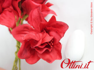 Rosellina Rossa con pistilli ideale per decorare sacchettini, scatole bomboniera, articoli da regalo. Ottimo effetto riempitivo.