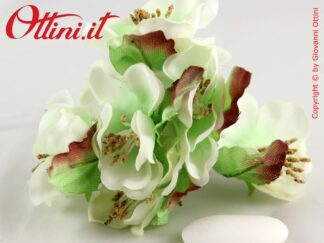 Fior di Melo con petali in tessuto di raso sfumati in verde chiaro, ideale per decorare sacchettini, scatole bomboniera, articoli da regalo.