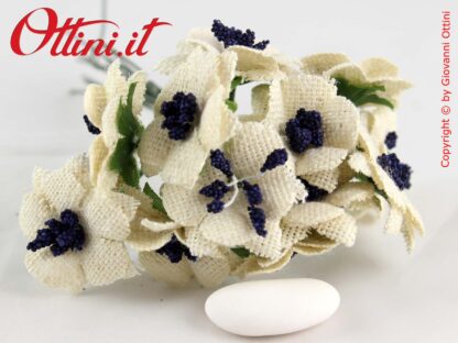 Fiorellino artificiale realizzato in tessuto canapa con pistilli blu, ideale per decorare sacchettini, scatole bomboniera, articoli da regalo.