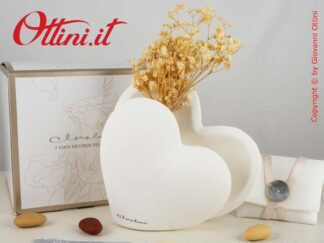24004 Claraluna - Vaso Cuore grande in ceramica bianca con composizione di fiori secchi. Bomboniere perfette per ogni arredo. Completo di confezione.