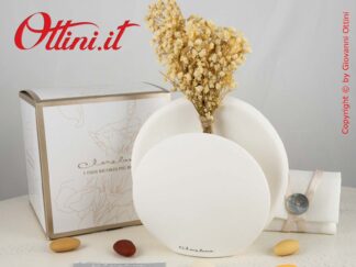 24006 Claraluna - Vaso Tondo grande in ceramica bianca con composizione di fiori secchi. Bomboniere perfette per ogni arredo. Completo di confezione.