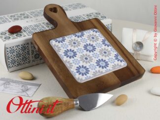 24033 Claraluna - Tagliere acacia con fiori blu e tortora con coltellino formaggio. Bomboniere utili per la cucina e la tavola. Completo di confezione