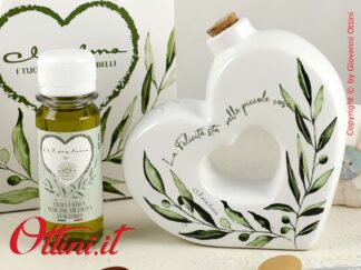 24073 Claraluna - Oliera Grande in porcellana smaltata a forma di cuore con olio. Bomboniere utili per la cucina e la tavola. Completo di confezione