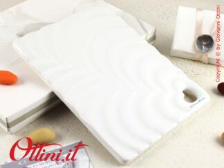 24092 Claraluna - Tagliere onde piccolo in porcellana bianca smaltata. Bomboniere utili per la cucina e la tavola. Completo di confezione.