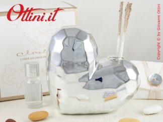 24125 Claraluna - Diffusore medio in porcellana a forma di cuore con finitura Argento Silver. Bomboniere utili per casa. Completo di confezione e profumo.