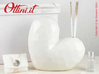 24126 Claraluna - Diffusore grande in porcellana smaltata a forma di cuore colore bianco. Bomboniere utili per casa. Completo di confezione e profumo.