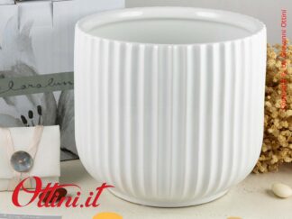 24016 Claraluna - Vaso Plissè realizzato in ceramica bianca smaltata. Bomboniera utile e per arredo. Completa di confezione.