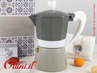 24028 Claraluna - La Moka color Tortora da 2 Tazze di Claraluna è una bomboniera utile sia in cucina che per la tavola, completa di confezione regalo.
