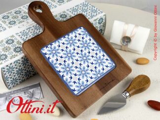 24031 Claraluna - Tagliere acacia con fiori blu con coltellino formaggio. Bomboniere utili per la cucina e la tavola. Completo di confezione.