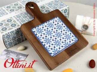 24032 Claraluna - Tagliere acacia con fiori blu senza coltellino formaggio. Bomboniere utili per la cucina e la tavola. Completo di confezione.