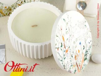 24109CAND Claraluna - Candela grande scatola primavera realizzata in gesso con stampa fiori primavera. Finitura esterna Plissè. Completo di confezione.