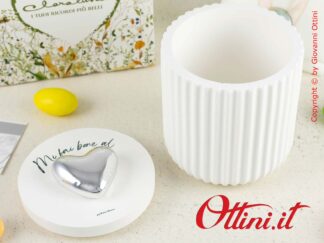 24112 Claraluna - Scatola portagioie realizzata in gesso e finitura plissè completa di coperchio con cuore color silver argento. Completo di confezione.