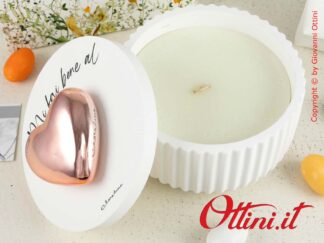 24114CAND Claraluna - Candela grande con contenitore in gesso e finitura plissè completa di coperchio con cuore color Oro rosa. Confezione compresa.