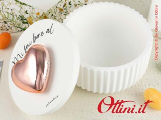 24114 Claraluna - Scatola grande portagioie realizzata in gesso e finitura plissè completa di coperchio con cuore color oro rosa. Completa di confezione.