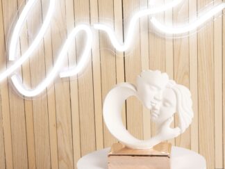 24171 Claraluna - Statua Coppia Innamorati con Base oro rosa realizzata in polvere di gesso. Oggetto d'arredo moderno per matrimonio, Confezione compresa.