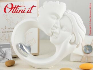 24175 Claraluna - Statua Coppia Innamorati con Cuore Silver realizzata in polvere di gesso. Oggetto d'arredo moderno per matrimonio, Confezione compresa.