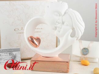24177 Claraluna - Statua Coppia Innamorati con base e Cuore Oro rosa realizzata in polvere di gesso. Oggetto d'arredo moderno., Confezione compresa.