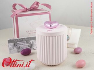 24343CAND Claraluna - Candela con cuore rosa satinato con contenitore realizzato in gesso e finitura plissè completa di coperchio. Completa di confezione.