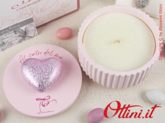 24344CAND Claraluna - Candela Grande con cuore rosa satinato e contenitore realizzato in gesso a finitura plissè. Completa di confezione.