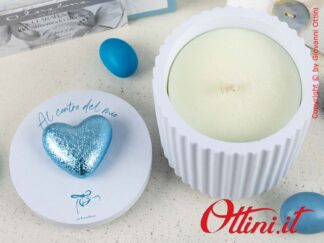 24353CAND Claraluna - Candela con cuore azzurro satinato e contenitore realizzato in gesso a finitura plissè completa di coperchio. Completa di confezione.
