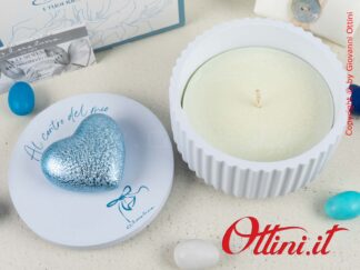 24354CAND Claraluna - Candela Grande con cuore azzurro satinato e contenitore realizzato in gesso a finitura plissè. Completa di confezione.