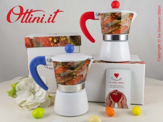D6795 - La Caffettiera Moka della serie Cuordipinto di Cuorematto è una bomboniera solidale utile in cucina, colorata e completa della confezione.
