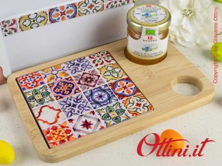 D6809 - Il Tagliere della serie Sicily con miele di Cuorematto è una bomboniera solidale utile in cucina, colorata, completa di confezione.