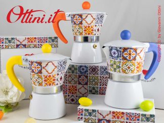 D6816 - La Caffettiera Moka della serie Sicily di Cuorematto è una bomboniera solidale utile in cucina, colorata e completa della confezione.